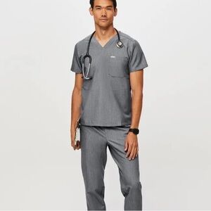 Figs Chisec Three-Pocket Scrub Top in Graphite